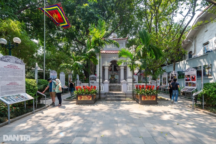 Visiting Hanoi’s oldest statue by Hoan Kiem Lake - 4