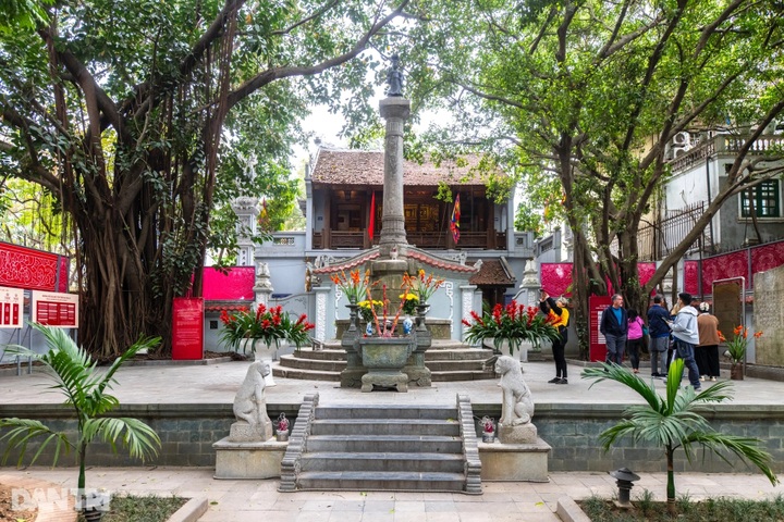 Visiting Hanoi’s oldest statue by Hoan Kiem Lake - 5