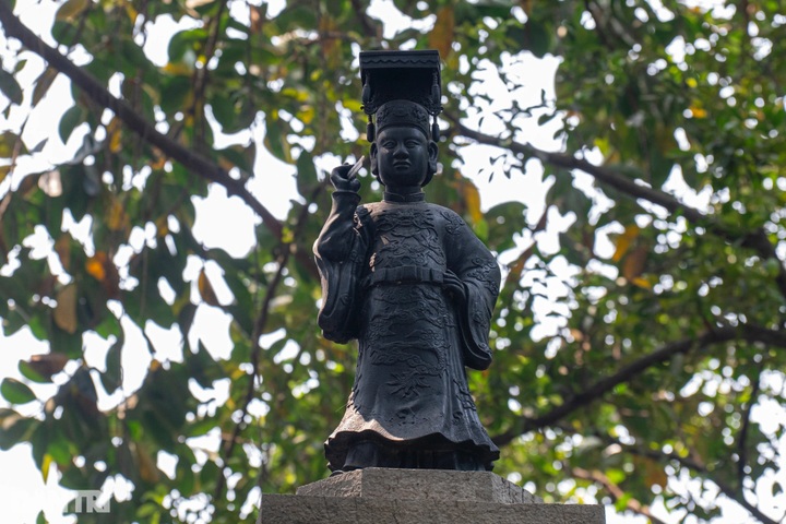 Visiting Hanoi’s oldest statue by Hoan Kiem Lake - 6