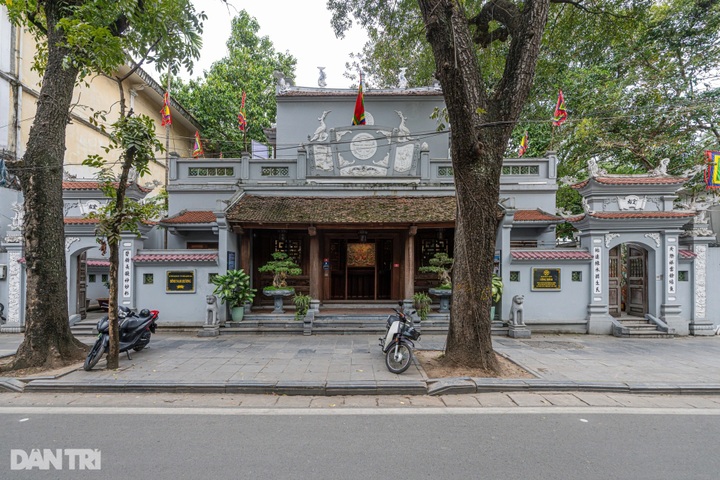 Visiting Hanoi’s oldest statue by Hoan Kiem Lake - 8