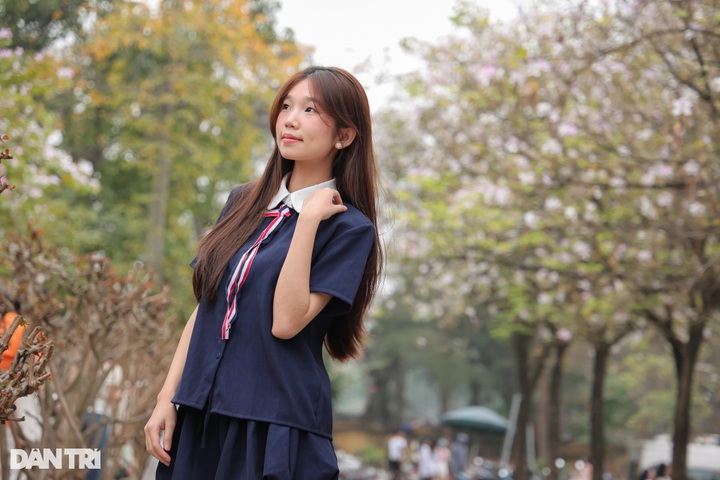 Hanoi’s flower season attracts tourists for stunning check-ins - 4