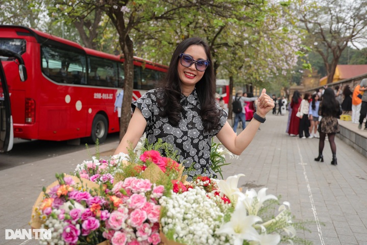 Hanoi’s flower season attracts tourists for stunning check-ins - 7