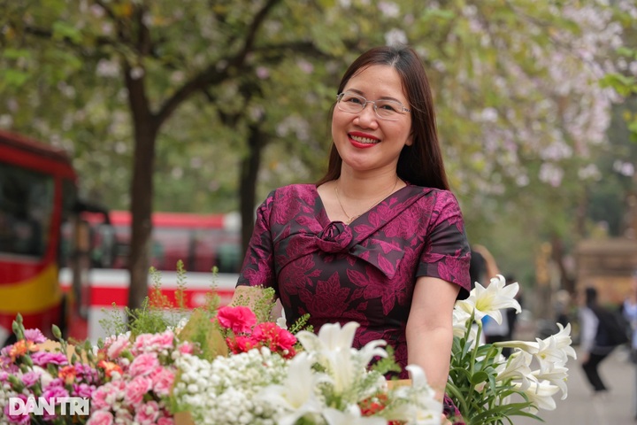 Hanoi’s flower season attracts tourists for stunning check-ins - 8