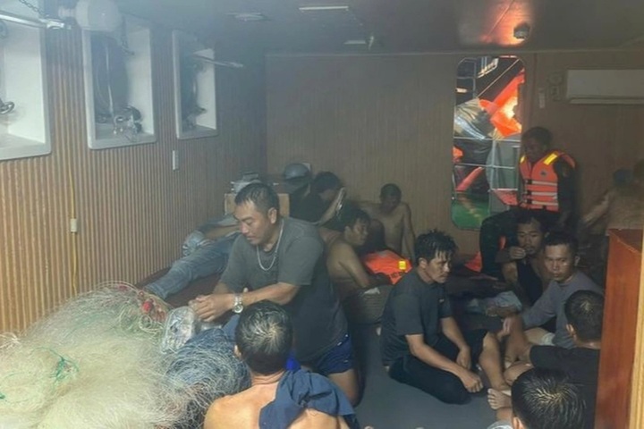 Twenty fishermen saved from sinking vessel near Phu Quy Island - 1