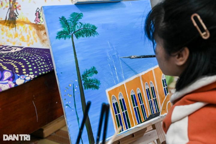 Orphanage girl painting with her mouth moves hearts - 5