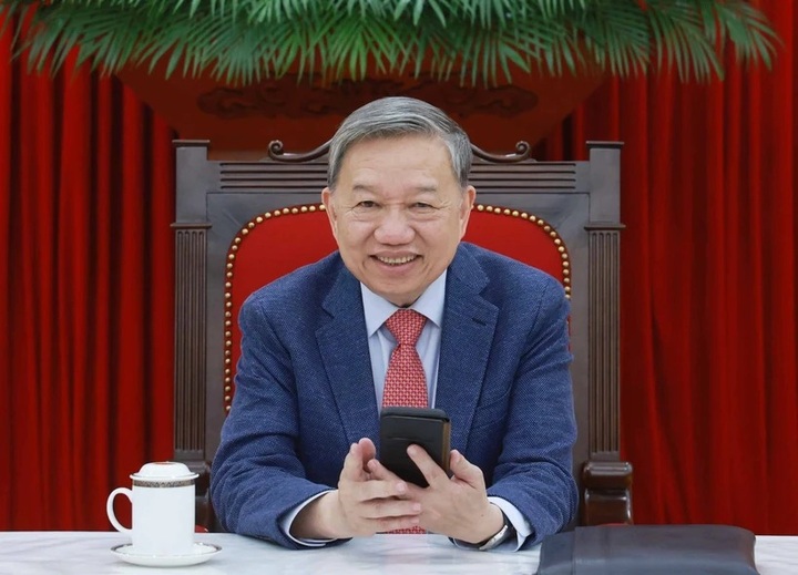 Vietnamese Party chief holds phone talks with US President - 1