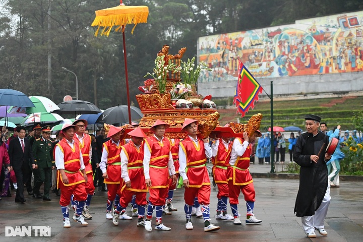 State president pays tribute to Hung Kings - 3