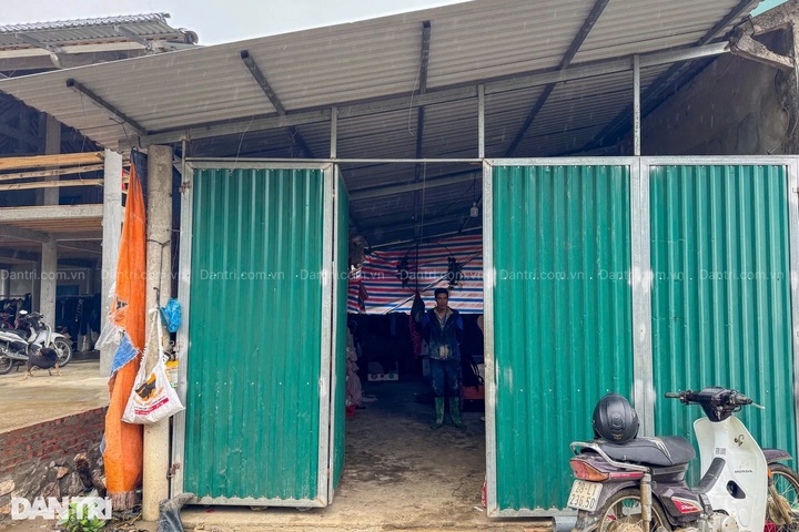 Disadvantaged Yen Bai family lives in makeshift tent following storm - 2