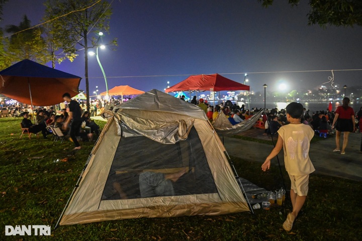 Thousands ​flock to ​watch ​fireworks on Hung Kings' Commemoration Day - 2