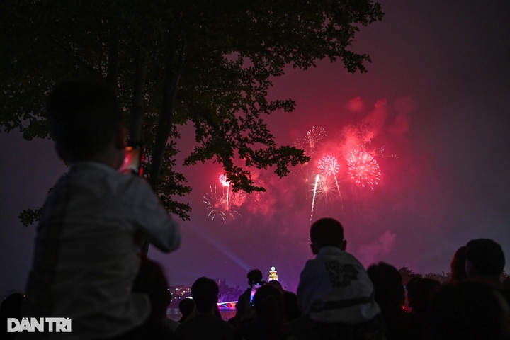 Thousands ​flock to ​watch ​fireworks on Hung Kings' Commemoration Day - 9