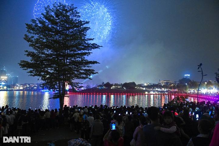 Thousands ​flock to ​watch ​fireworks on Hung Kings' Commemoration Day - 11
