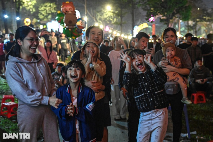 Thousands ​flock to ​watch ​fireworks on Hung Kings' Commemoration Day - 4