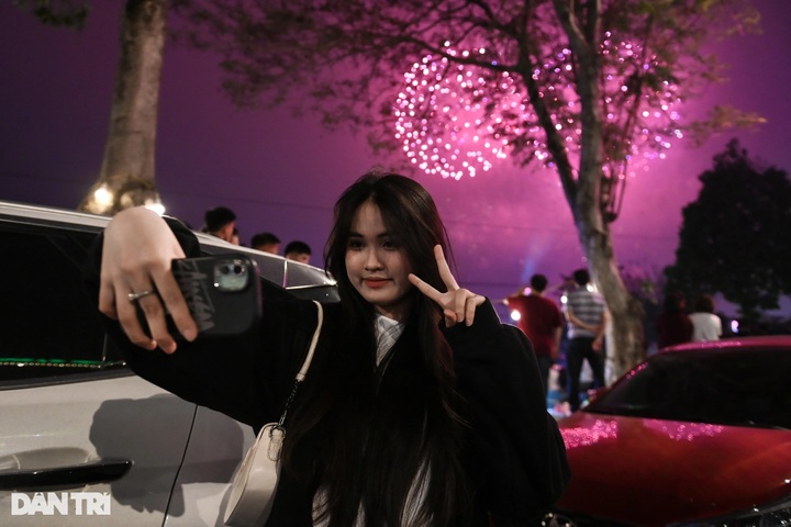 Thousands ​flock to ​watch ​fireworks on Hung Kings' Commemoration Day - 7