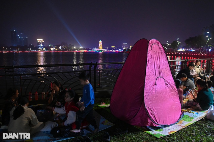 Thousands ​flock to ​watch ​fireworks on Hung Kings' Commemoration Day - 3