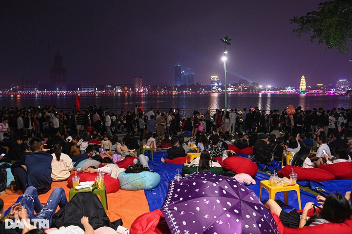 Thousands ​flock to ​watch ​fireworks on Hung Kings' Commemoration Day - 1