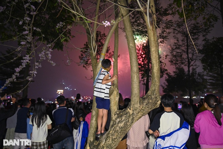 Thousands ​flock to ​watch ​fireworks on Hung Kings' Commemoration Day - 10