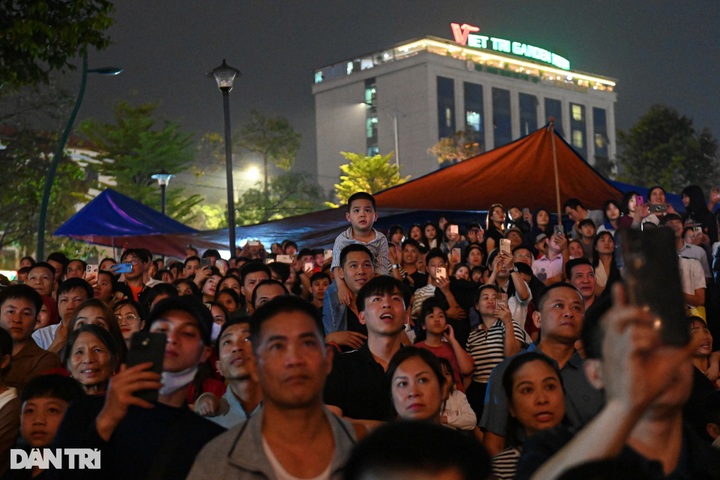 Thousands ​flock to ​watch ​fireworks on Hung Kings' Commemoration Day - 8