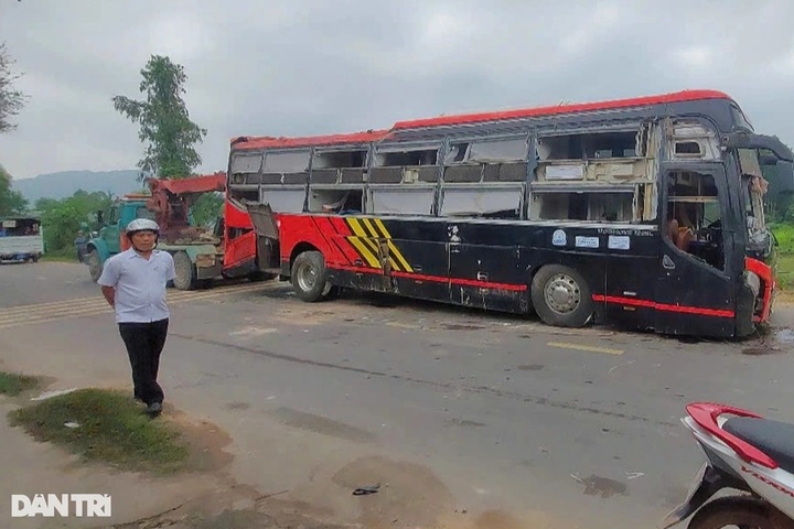 One dead, nine injured as bus overturns in Binh Dinh - 2
