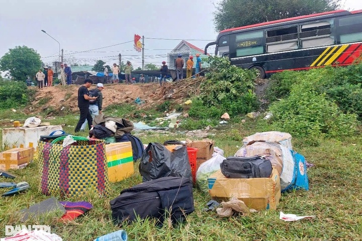 One dead, nine injured as bus overturns in Binh Dinh - 1