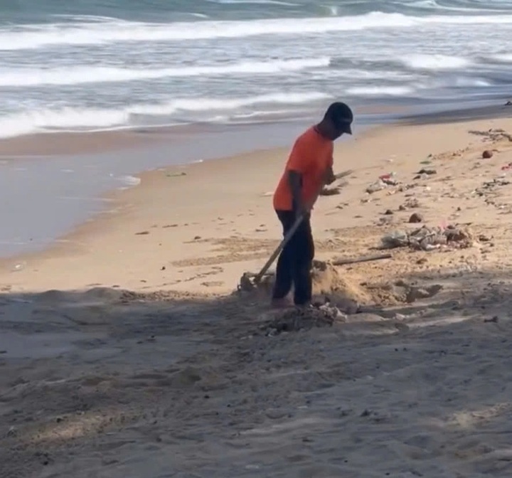 Resort employee fined for burying rubbish on Mui Ne beach - 1 Resort employee fined for burying rubbish on Mui Ne beach - 1