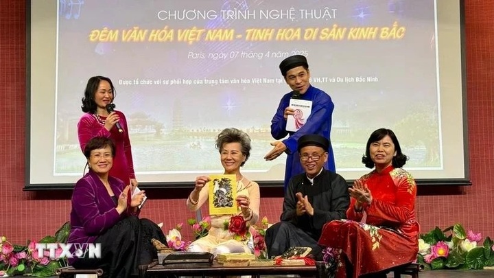 Dong Ho folk paintings, Quan ho singing introduced in Paris - 1 Dong Ho folk paintings, Quan ho singing introduced in Paris - 1