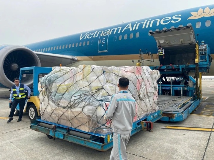 Vietnam Airlines delivers nearly 30 tonnes of relief supplies to Myanmar - 1 Vietnam Airlines delivers nearly 30 tonnes of relief supplies to Myanmar - 1