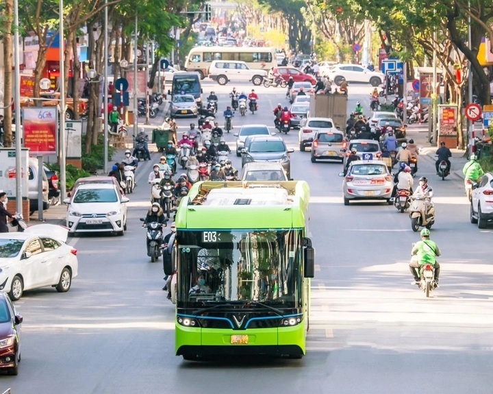 Hanoi aims for fully electric bus fleet by 2030 - 1