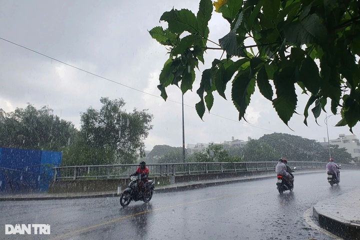 HCM City forecasted to face more unseasonal rain - 1
