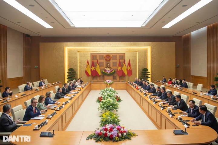 Vietnamese PM welcomes Spanish PM on official visit to Vietnam - 7 Vietnamese PM welcomes Spanish PM on official visit to Vietnam - 7