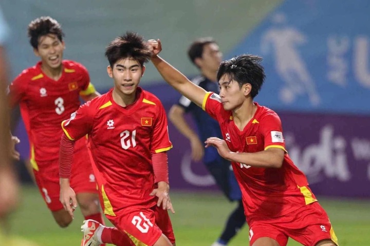 Vietnamese PM praises U17 football team ahead of World Cup qualifier - 1