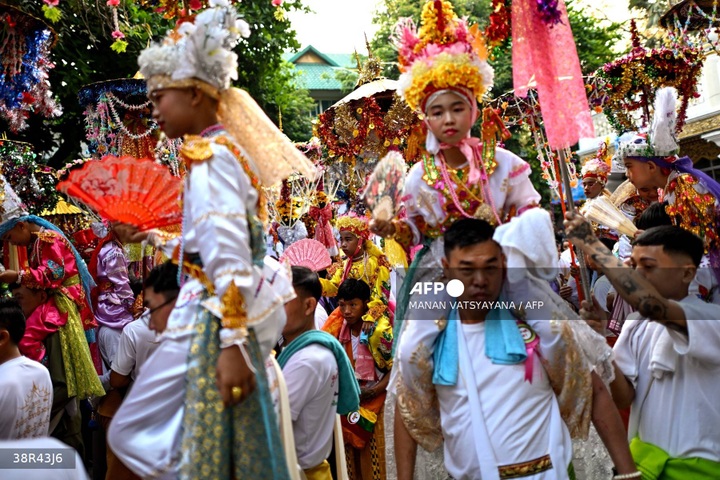 Flowers in their hair: Shan boys ordained into Buddhist monkhood - 1