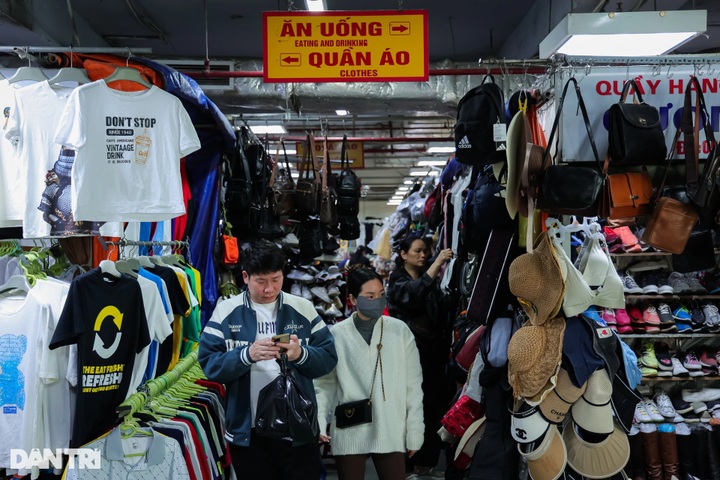 Hanoi's underground market draws foreign visitors - 2 Hanoi's underground market draws foreign visitors - 2