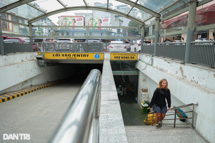 Hanoi's underground market draws foreign visitors - 3 Hanoi's underground market draws foreign visitors - 3