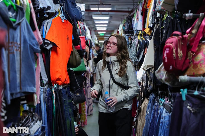 Hanoi's underground market draws foreign visitors - 5 Hanoi's underground market draws foreign visitors - 5