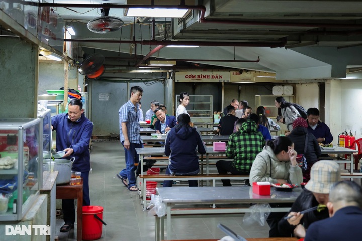 Hanoi's underground market draws foreign visitors - 9 Hanoi's underground market draws foreign visitors - 9