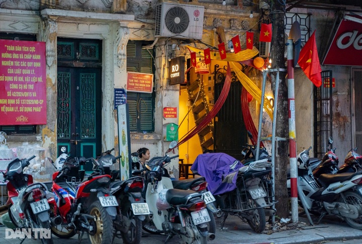 Flag-themed Hanoi cafés draw crowds ahead of Reunification Day - 7