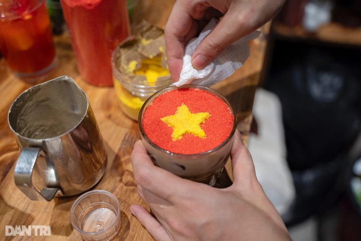 Flag-themed Hanoi cafés draw crowds ahead of Reunification Day - 9