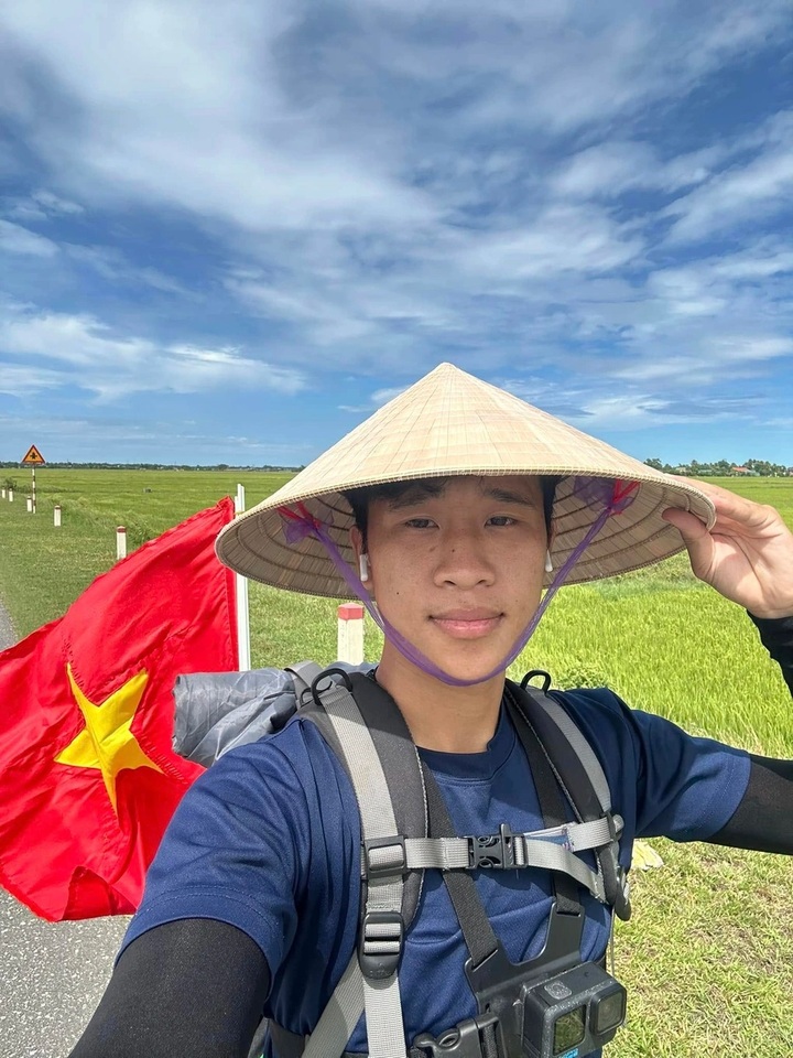 Man cycling from Hanoi to HCM City for Reunification Day parade - 2