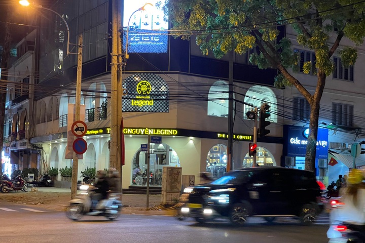 Top cafes in HCM City to watch the National Reunification Day parade - 2 Top cafes in HCM City to watch the National Reunification Day parade - 2