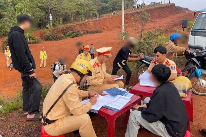 Dozens fined for traffic violations during Dak Nong cloud-hunting trip - 1 Dozens fined for traffic violations during Dak Nong cloud-hunting trip - 1