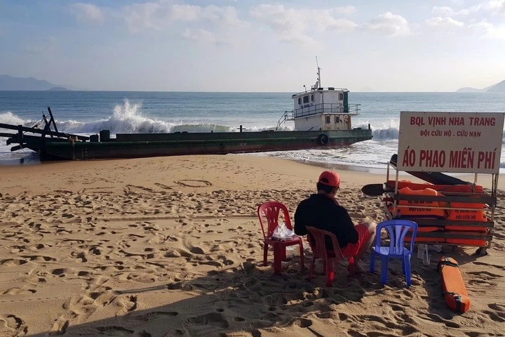 Nha Trang to salvage barge buried beneath beach - 1 Nha Trang to salvage barge buried beneath beach - 1