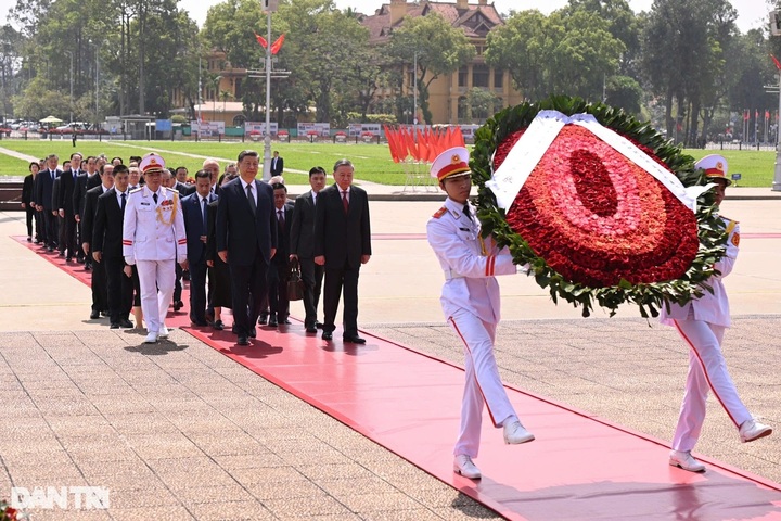 Top Chinese leader pays tribute to President Ho Chi Minh in Hanoi - 1 Top Chinese leader pays tribute to President Ho Chi Minh in Hanoi - 1