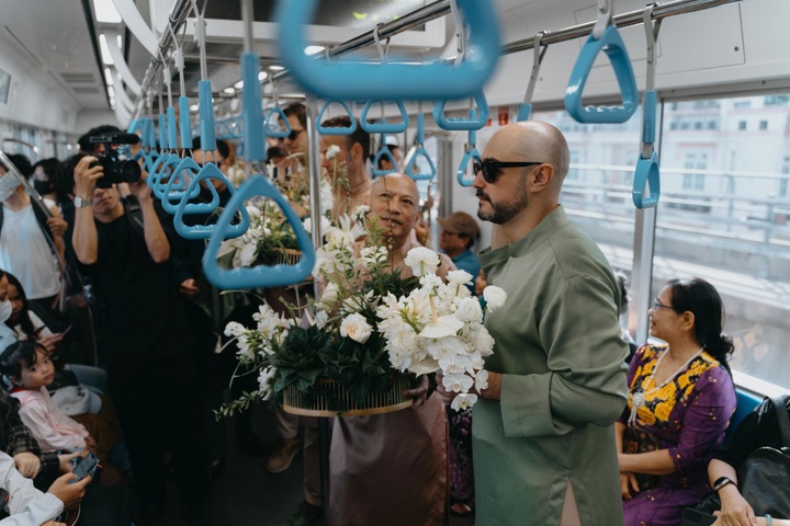 Wedding couple travel by metro and bus for HCM City marriage - 4