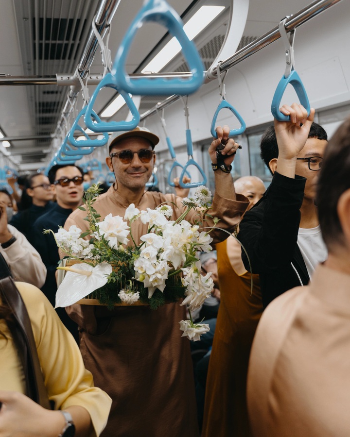 Wedding couple travel by metro and bus for HCM City marriage - 5