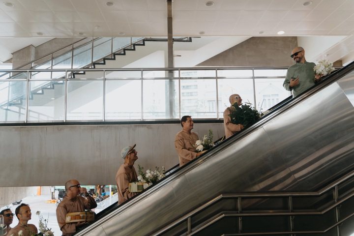 Wedding couple travel by metro and bus for HCM City marriage - 2