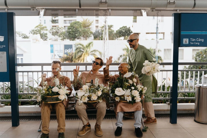 Wedding couple travel by metro and bus for HCM City marriage - 7