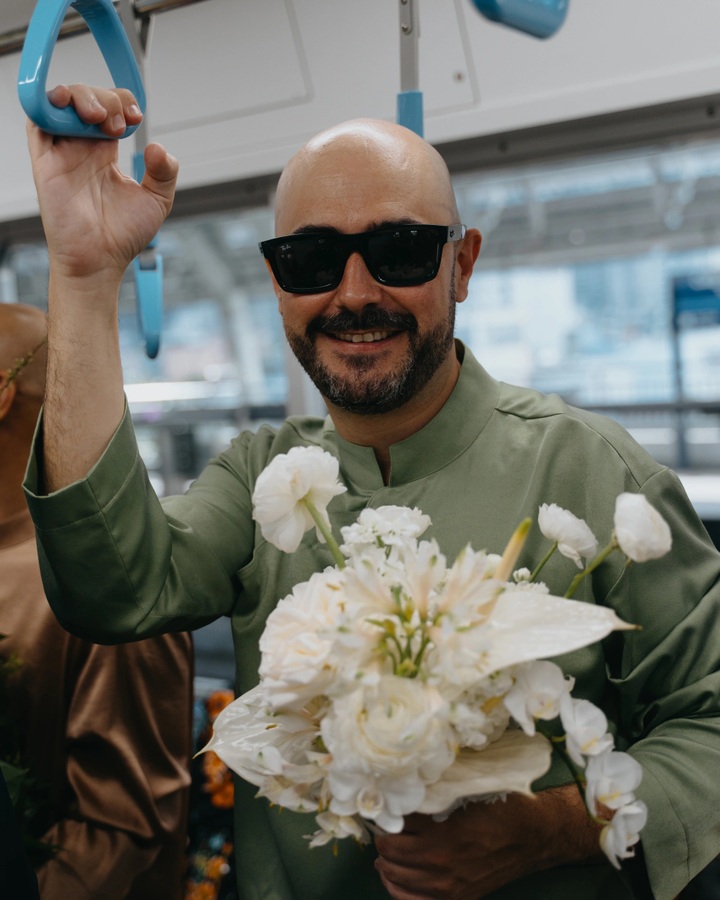 Wedding couple travel by metro and bus for HCM City marriage - 6