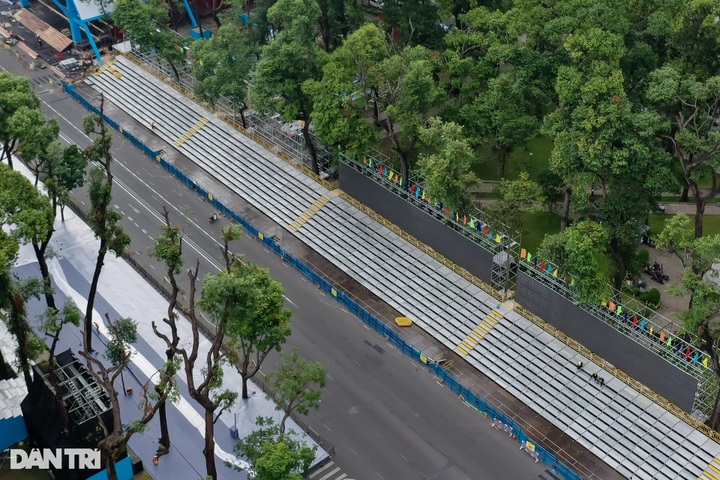 HCM City quickens stand setup for Reunification Day celebration - 5