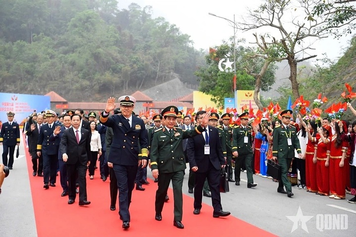 Chinese defence chief arrives in Vietnam for border friendship exchange - 1