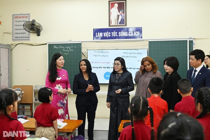 Wives of Vietnamese and Ethiopian PMs visit Nguyen Dinh Chieu School - 6
